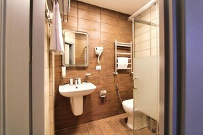 Buồng tắm vòi sen, đồ dùng nhà tắm miễn phí, máy sấy tóc 