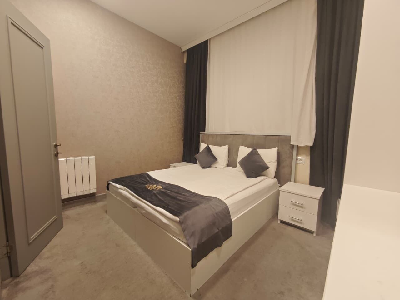 Kahden hengen huone, kaupunkinäköala | Ylelliset vuodevaatteet, Select Comfort -patjalliset sängyt, minibaari