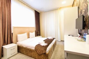 Kamar Double, pemandangan kota | Seprai premium, tempat tidur Select Comfort, minibar, dan brankas