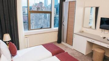 Chambre avec lits jumeaux, vue ville | Literie de qualité supérieure, matelas Select Comfort, minibar