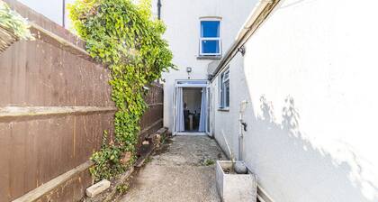 Castle View Haven-Quirky and Cosy 5 Bedroom in Strood/Rochester with Castle view