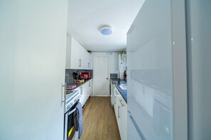 Frigorífico, microondas, horno y placa de cocina