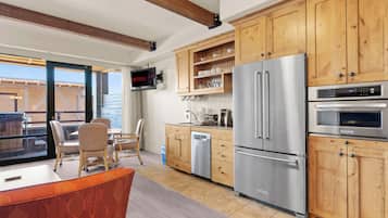 Kühlschrank, Mikrowelle, Ofen, Geschirrspüler