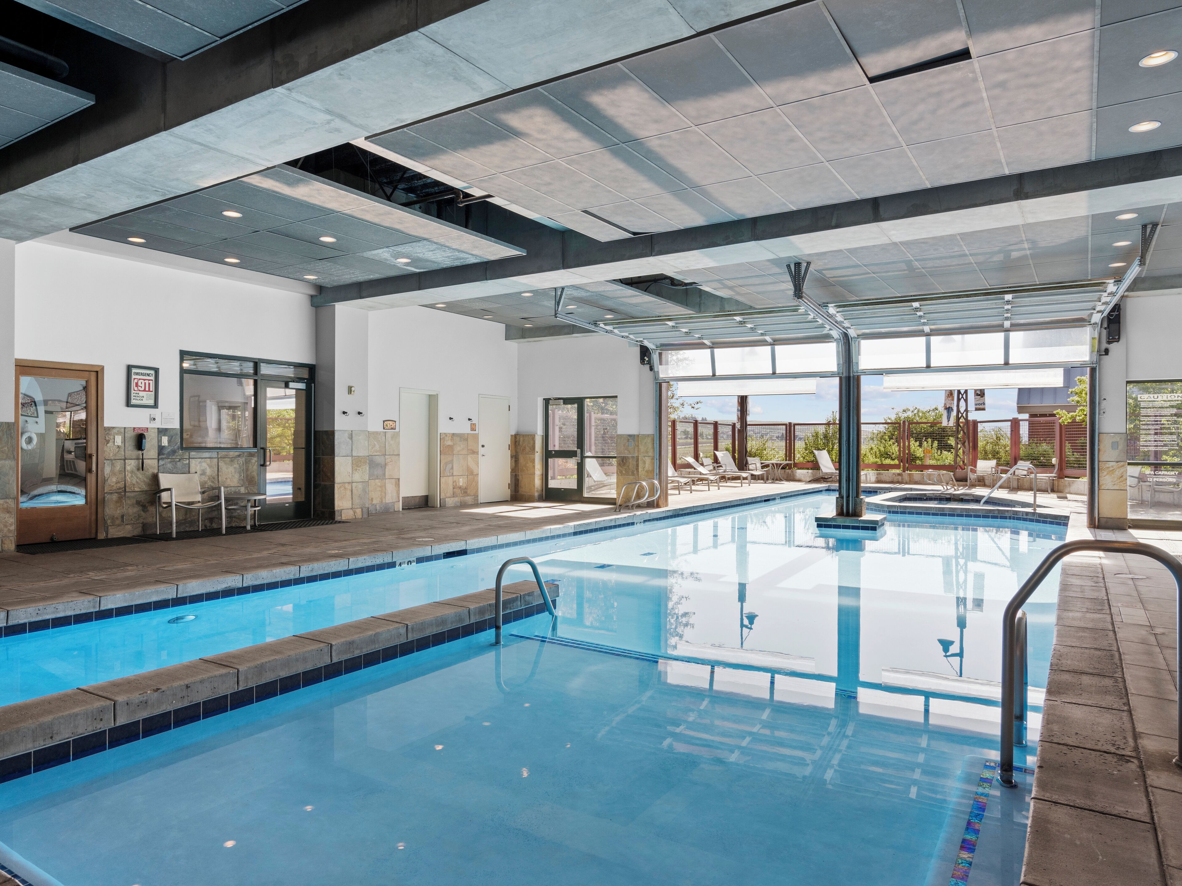 Piscina coperta, una piscina riscaldata