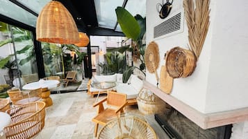 Standard Room, City View | Living area