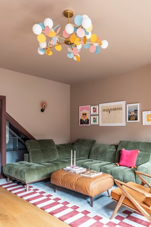 TV, fireplace