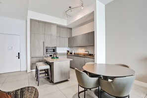 Réfrigérateur, four à micro-ondes, un four, surface de cuisson
