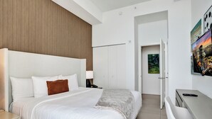 1 soverom, skrivebord, strykejern/-brett og reiseseng for barn