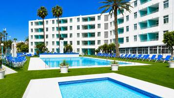 2 albercas al aire libre