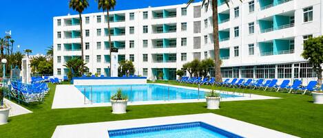 2 outdoor pools