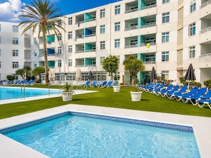 2 outdoor pools