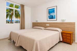 Desk, bed sheets - APARTAMENTOS TAMARAGUA (San Bartolome de Tirajana)