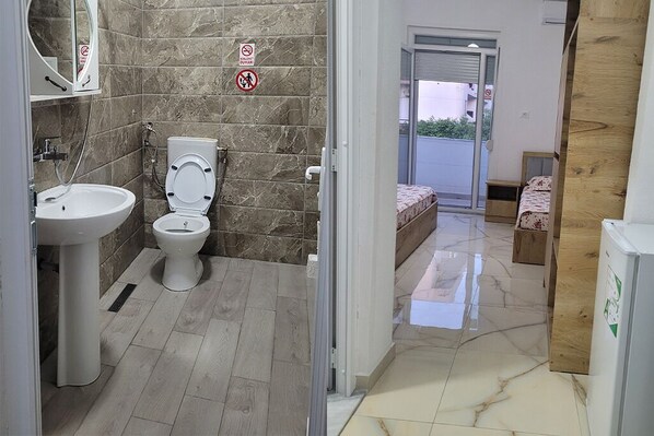 Douche, savon, papier toilette