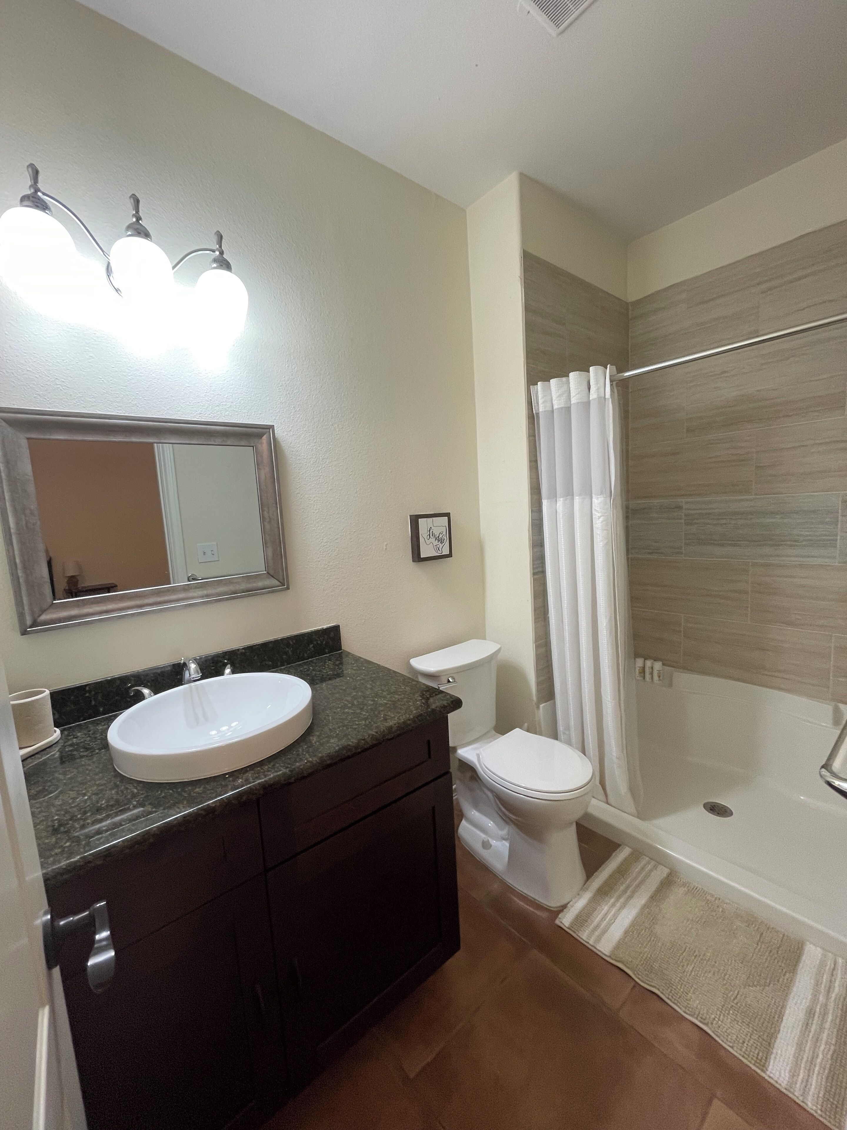 Regadera, toallas, jabón, papel de baño 