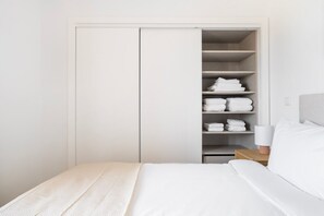 2 quartos, ferros/tábuas de passar roupa, Wi-Fi, roupa de cama