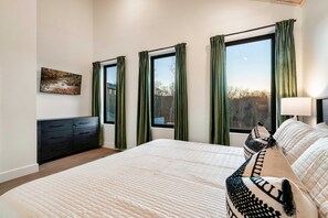 5 bedrooms, iron/ironing board, WiFi, bed sheets