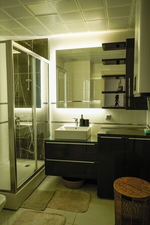 تجهيزات دش، مجففات شعر، مراحيض شطف، مناشف