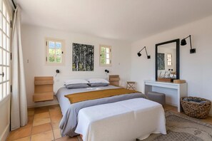 5 bedrooms, iron/ironing board, WiFi, bed sheets