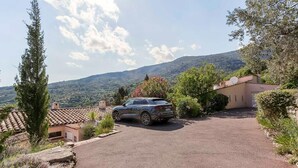 A car parked in a driveway with a mountain backdrop. - Country house with private pool, quiet comfort & nature (Seillans)
