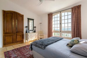 5 chambres, fer et planche à repasser, Wi-Fi, draps fournis