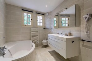 Shower, hair dryer, bidet, towels - Country house with private pool, quiet comfort & nature (Seillans)