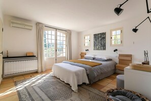 5 quartos, ferros/tábuas de passar roupa, Wi-Fi, roupa de cama