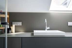 Douche, sèche-cheveux, serviettes fournies