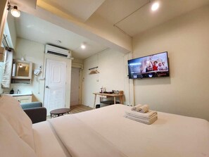 Standard Double Room | Free WiFi - Canal View Lo-ha Contactless Check-in (Bangkok)
