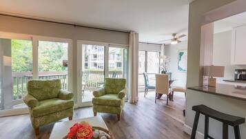 Télévision, lecteur de DVD, baby-foot, espaces bureaux