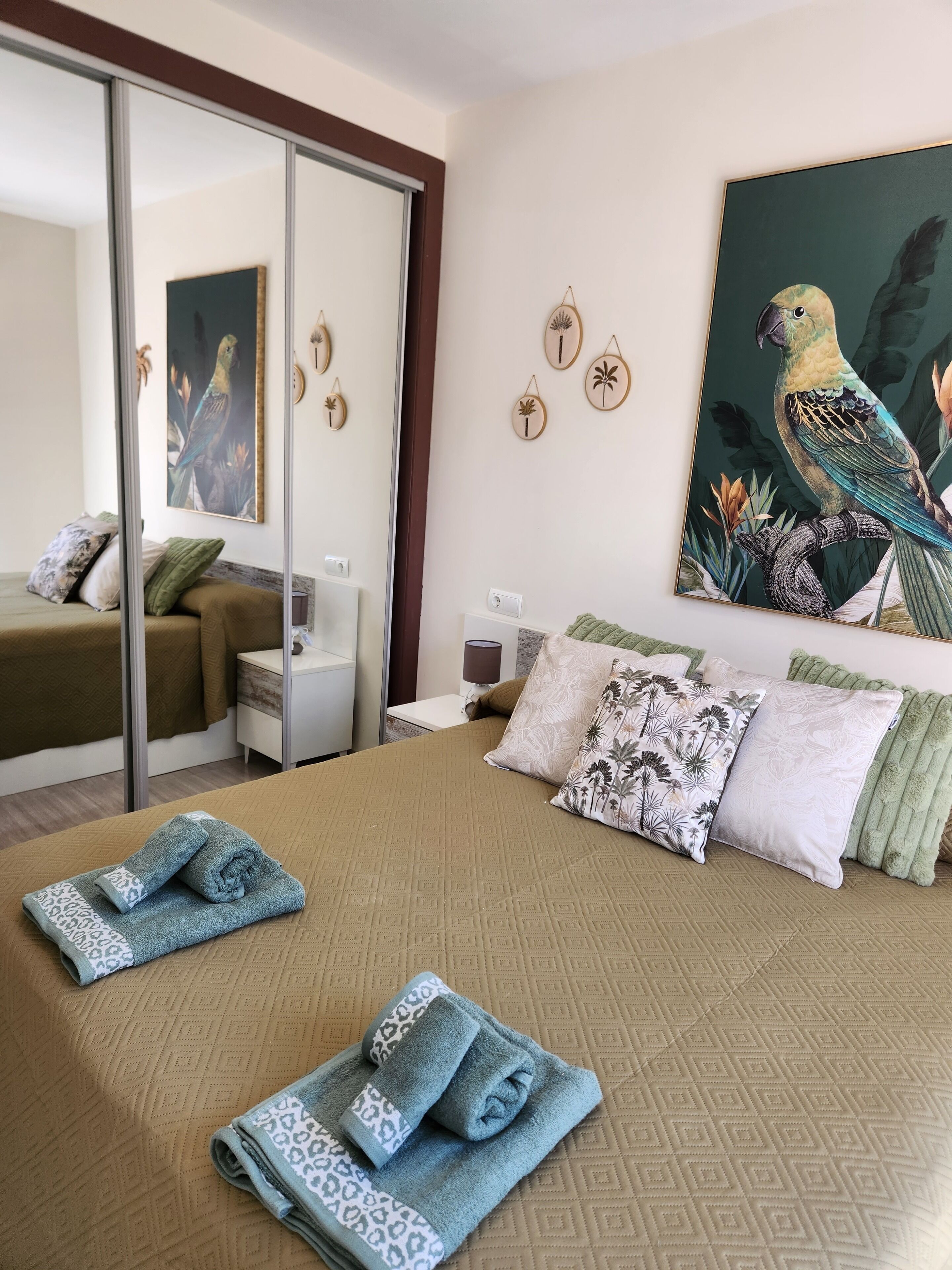 2 quartos, ferros/tábuas de passar roupa, berço de viagem