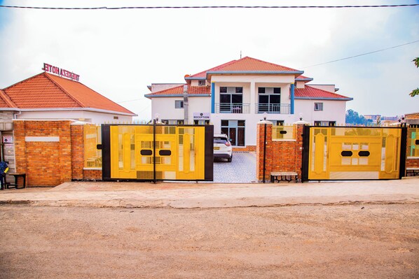 Huone, 2 makuuhuonetta, parveke, näköala uima-altaalle | Ulkopuoli