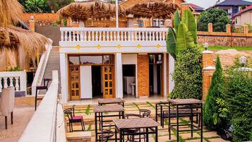 Phòng, 2 phòng ngủ, ban công, quang cảnh hồ bơi | Hiên