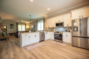 Fridge, microwave, oven, stovetop - Private Soundside Home In Emerald Isle . Just Add Water (Emerald Isle)