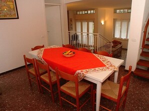 Villa, 3 habitaciones, patio, vista al jardín | Comedor