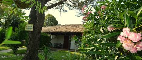 Villa, flere soverom, terrasse, hageutsikt | Utvendig detalj