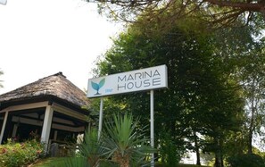Vila, vários quartos, varanda, vista para o jardim | Detalhe da fachada