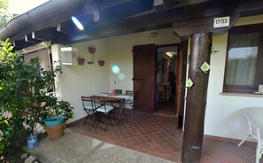 Vila, vários quartos, varanda, vista para o jardim | Fachada