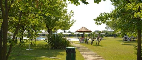 Villa, plusieurs chambres, patio, vue sur le jardin | Terrain de lâhĂ©bergement