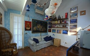 Villa, plusieurs chambres, patio, vue jardin | Salle de séjour