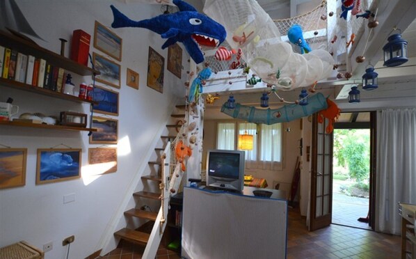 Villa, varias habitaciones, patio, vistas al jardín | Sala de estar