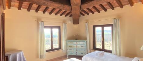 2 slaapkamers, een strijkplank/strijkijzer, beddengoed