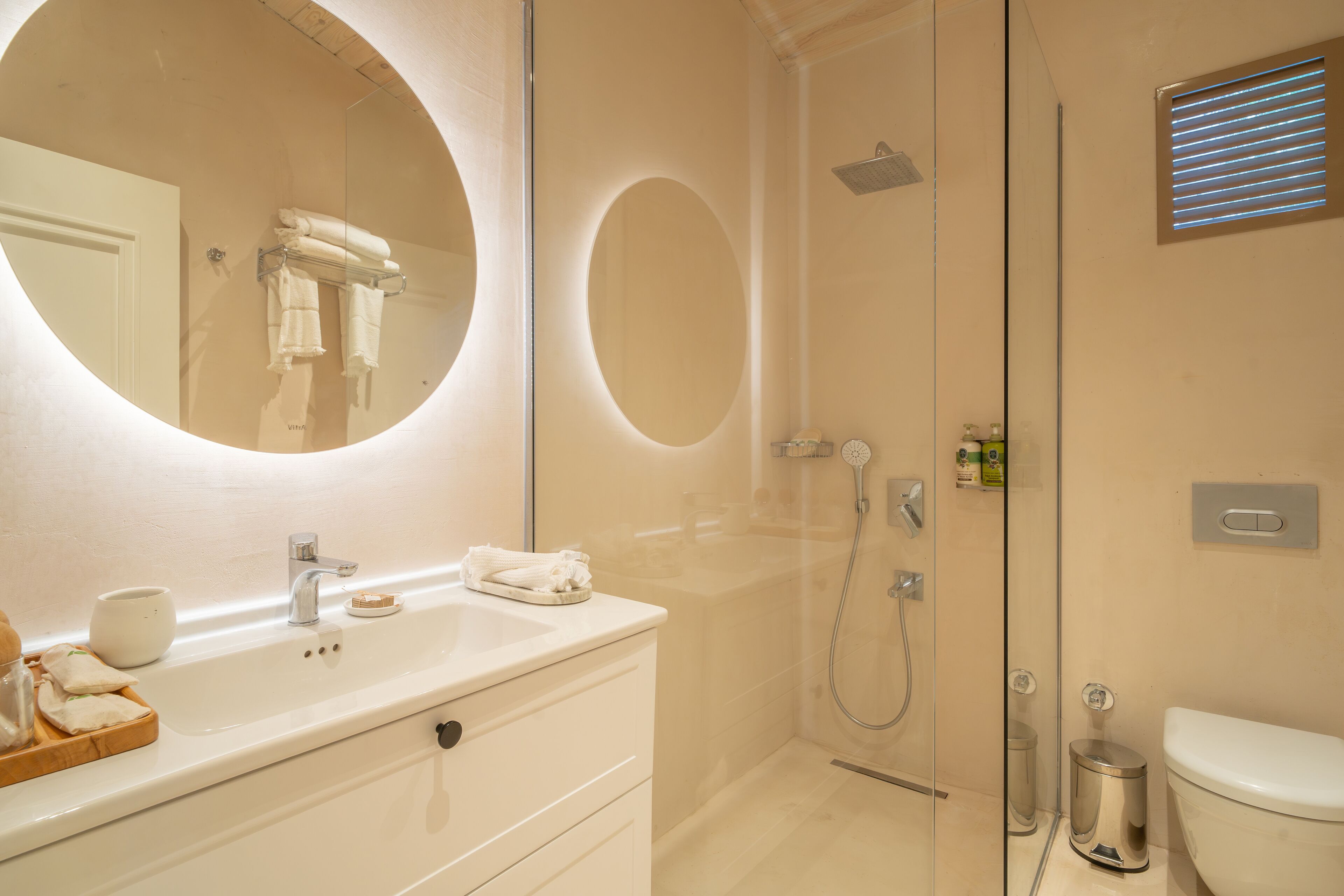 Superior Apartment | Bathroom | Shower, hair dryer, slippers, towels