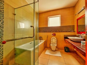 A bathroom with a glass shower enclosure, a bathtub, a toilet, and a sink. - Nyali Luxury Apartments Antalya (Mombasa)