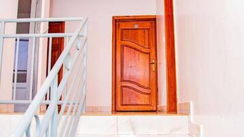 Room, 4 Bedrooms, Balcony, City View | Interior