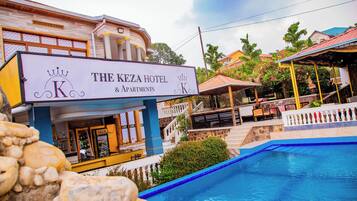 Room, 4 Bedrooms, Balcony, City View | Pool | Outdoor pool