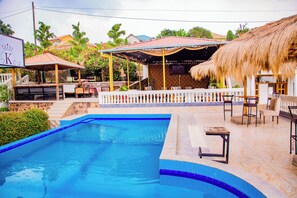 Værelse - 4 soveværelser - balkon - byudsigt | Pool | Udendørs pool