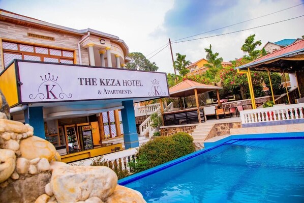 Room, 4 Bedrooms, Balcony, Pool View | Kolam renang
