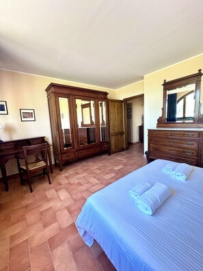 2 bedrooms, iron/ironing board, bed sheets
