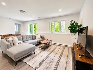 Fernseher, Kamin, Tischfußball
