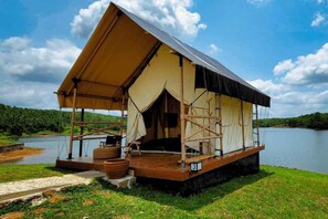 Barraca, vista para o lago | Cofres nos quartos, Wi-Fi de cortesia, roupa de cama